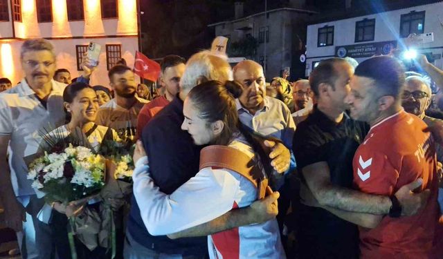 Dünya şampiyonu olan genç güreşçi Özdenur'a yaşadığı ilçede coşkulu karşılama
