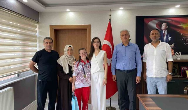 Dünya Üçüncüsü ve Türkiye Şampiyonu Zeynep Tuncay'dan İlçe Millî Eğitim Müdürlüğüne ziyaret