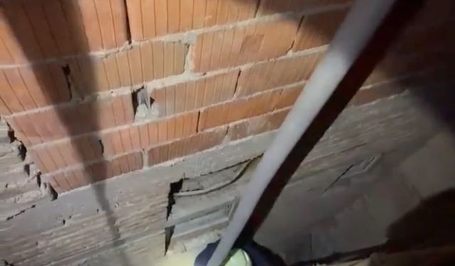 Düştüğü alana inebilmek için 1 saat hazırlık yapan itfaiye ekibine kediden son saniye sürprizi