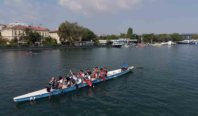 Düzceli gençler Haliç'te suya indi