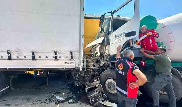 Edirne'de beton mikseri park halindeki iki tıra çarptı: 1 yaralı