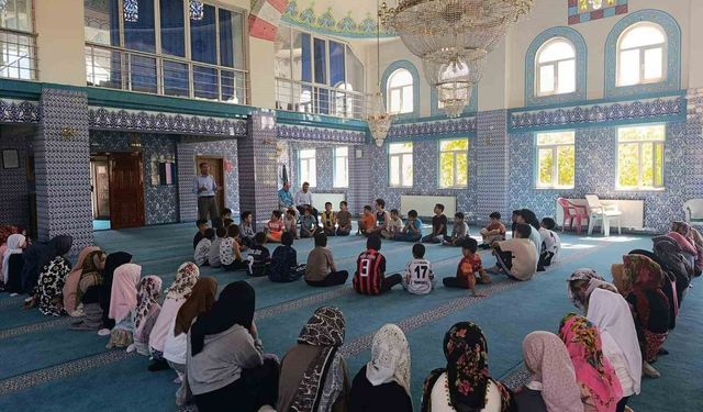 Edremit Şehitlik Camii'nde Yaz Kur'an Kursu öğrencilerine 'Hazret-i Peygamber' semineri