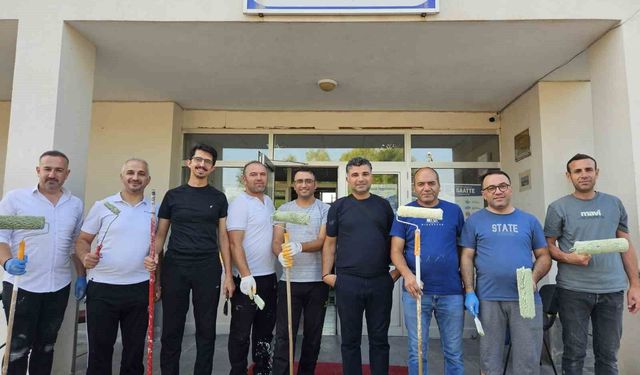 Eğitimciler fırçaları eline aldı, köy okulunu yeni döneme hazırladı