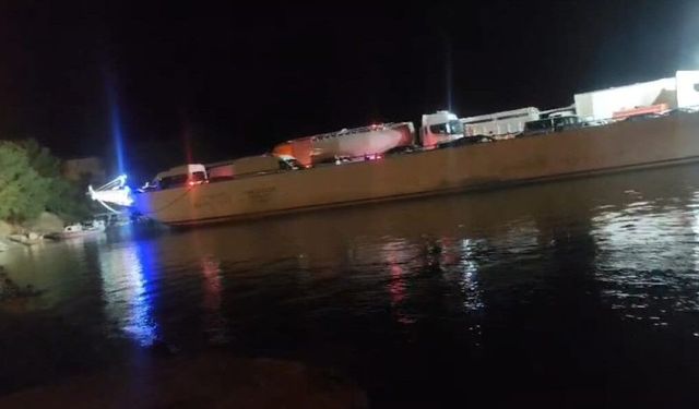 Elazığ-Pertek feribotunda motor arızası: İskeleye bir süre yanaşamadı