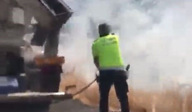 Elazığ'da çıkan arazi yangınına polis ekipleri müdahale etti