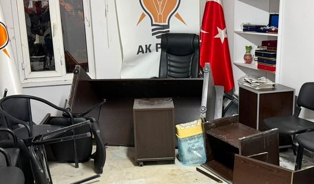 Emet'te AK Parti İlçe Başkanlığı binasına saldırı