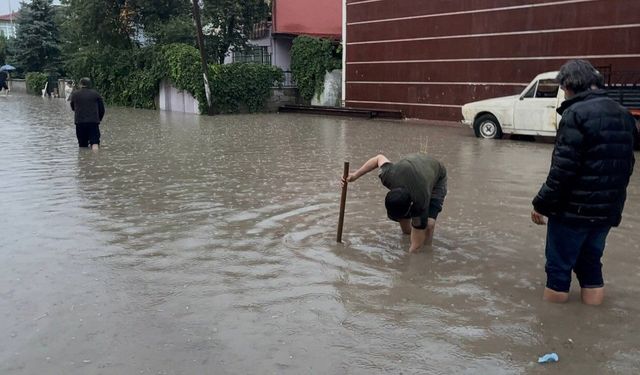 Erzincan'da sağanak sonrası yollar göle döndü