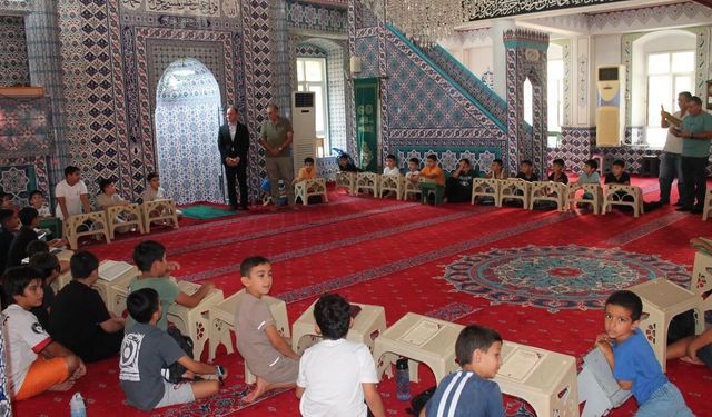 Erzin'de çocuklar yaz aylarını kuran kursunda eğitim alarak geçiriyorlar