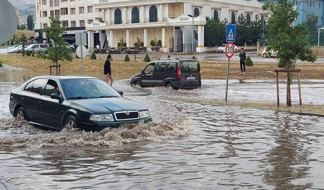Erzurum'da 10 dakikalık yağış trafiği felç etti