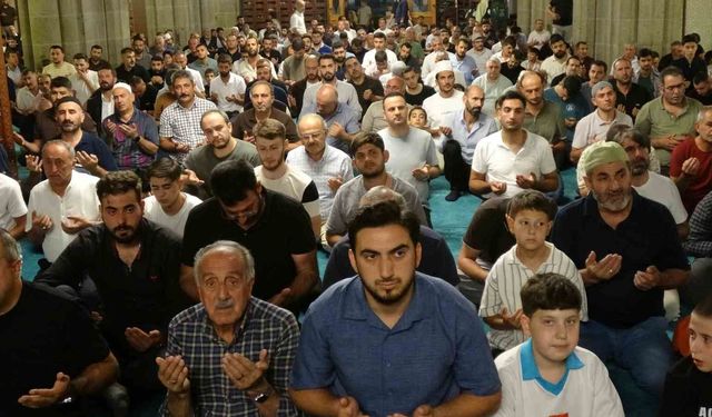 Erzurum'da Mevlid Kandili'nde camiler doldu taştı