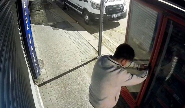 Eskişehir'de 2 çocuk kilitli meşrubat dolabını böyle zorladı