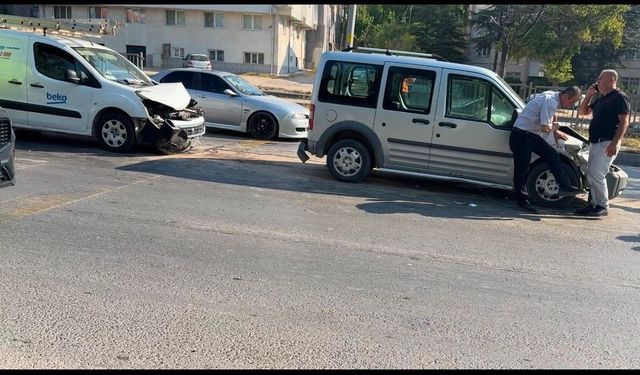 Eskişehir'de 4 aracın karıştığı zincirleme kaza: 2 yaralı