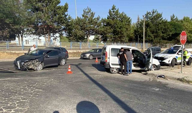 Eskişehir'de hafif ticari araç ile otomobil çarpıştı: 1 yaralı