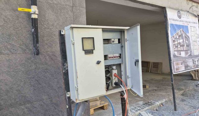 Eskişehir'de kapağı açık bırakılan elektrik panosu korkutuyor