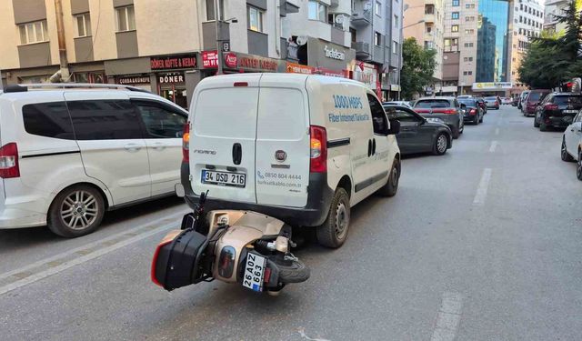 Eskişehir'de korkutan kaza: Motosiklet, hafif ticari aracın altına girdi