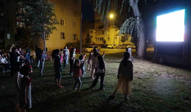 Farklı kuşaklar açık hava sinemasında buluştu