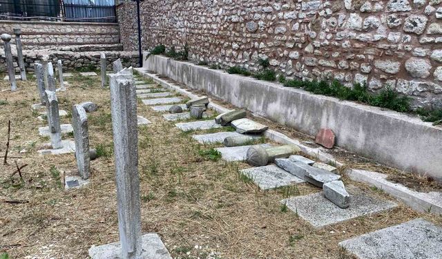 Fatih'teki tarihi hazirede 7 mezar taşını kırıp kaçtı