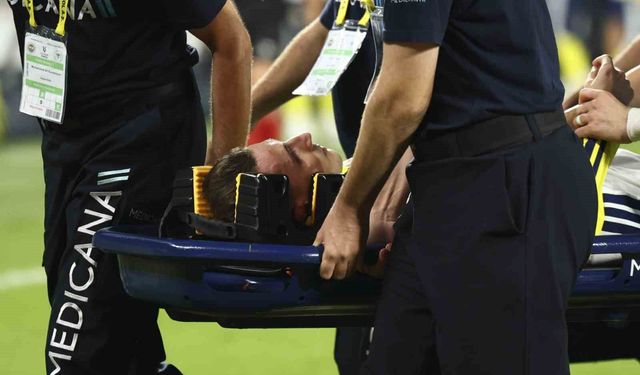 Fenerbahçeli oyuncu Kerem Aktürkoğlu, Konyaspor maçında kafasına aldığı darbe sonucu kafa travması geçirirken, kontrol amacıyla hastaneye götürüldü.