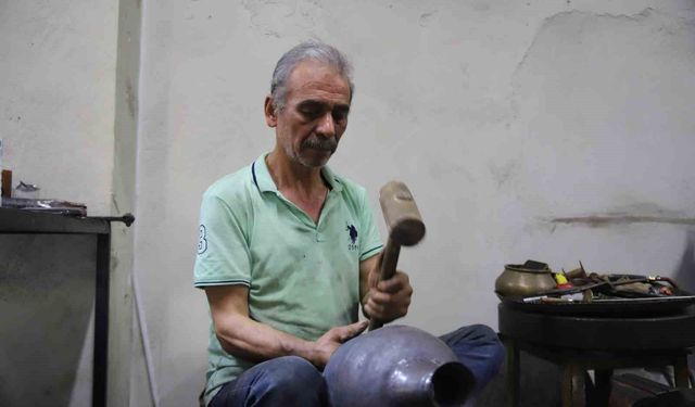 Gaziantep'te 57 yıllık bakır ustası mesleğinin yok olmasından endişe ediyor