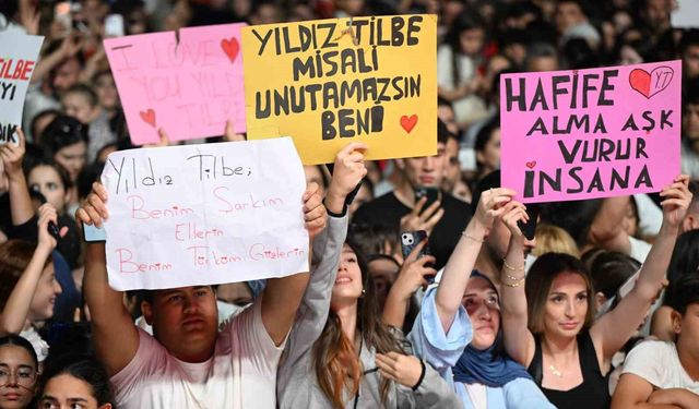 Gaziosmanpaşa'da Yıldız Tilbe, İstiklal Marşı'nı 200 bin kişiyle okudu