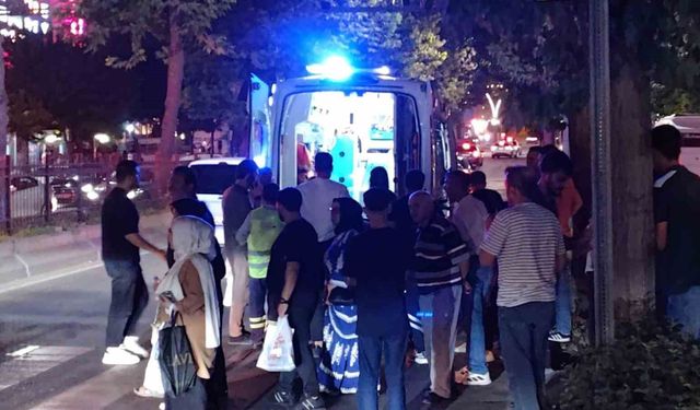 Genç kıza yaya geçidinden geçerken iki araç çarptı