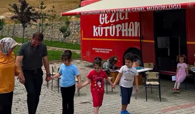 Gezici Kütüphane Gökçedere'de çocuklarla buluştu