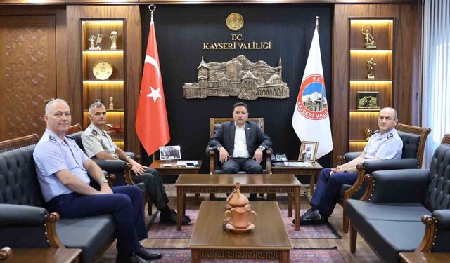 Görev sürelerini tamamlayan komutanlardan Vali Çiçek'e ziyaret