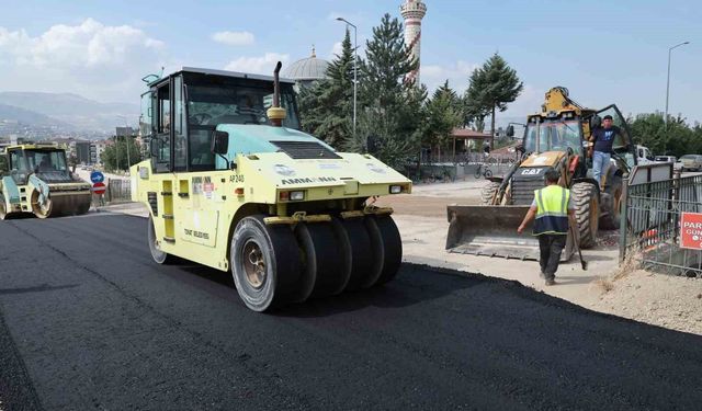 Güneşli Mahallesi Fidanlık Caddesi'nde asfalt çalışmaları tamamlanıyor