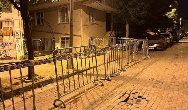 Güngören'de 5 katlı binanın balkonu çöktü: Binanın çevresi bariyerle kapatıldı