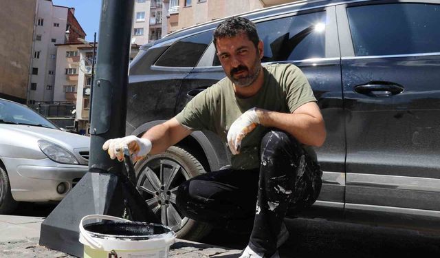 'Herşey belediyeden beklenmez' dedi, paslı ve bakımsız aydınlatma direklerini kendi imkanları ile boyadı