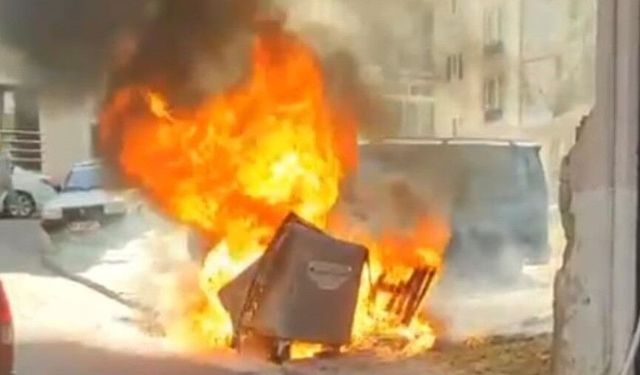 Hurdacı tarafından yol ortasında yakılan ateş park halindeki minibüse sıçradı