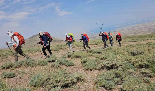 İranlı 13 dağcı, Süphan Dağı'nın zirvesine ulaştı