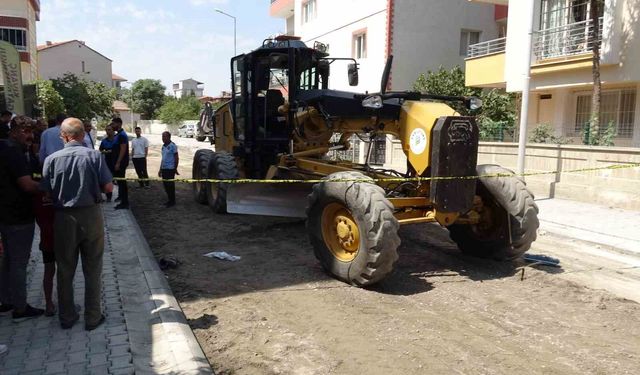 İş makinesinin altında kalan işçi hayatını kaybetti