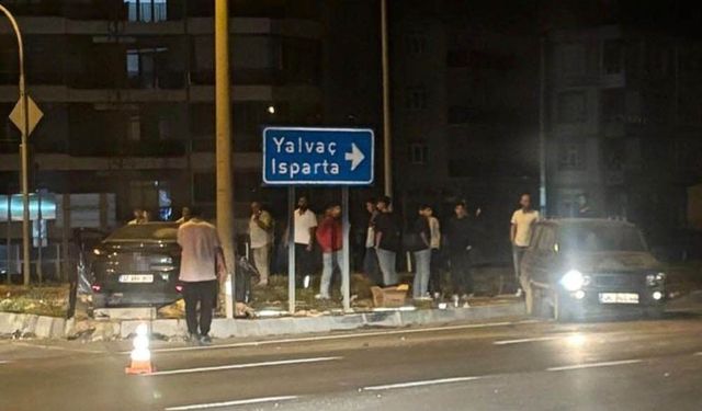 Isparta'da kavşakta iki otomobil çarpıştı: 3 yaralı
