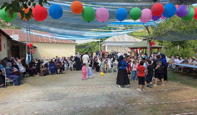 İspir Yeşilyurt'ta binlerce kişi aile pikniğinde buluştu: Geleneksel şenlikte coşku zirvede
