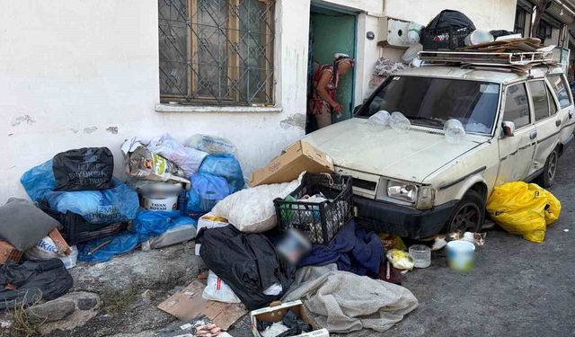 İzmir'de apartmanda 'çöp ev' isyanı