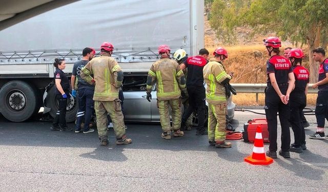 İzmir'de feci kaza: Tıra çarpan otomobilin sürücüsü hayatını kaybetti