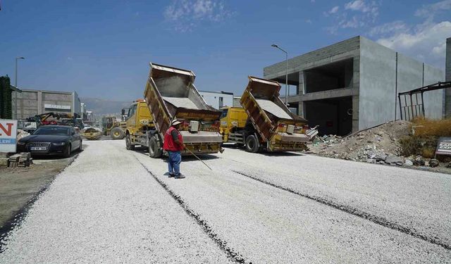 Kahramanmaraş Büyükşehir Belediyesi'nden Yeni Sanayi Sitesi'nde asfalt mesaisi