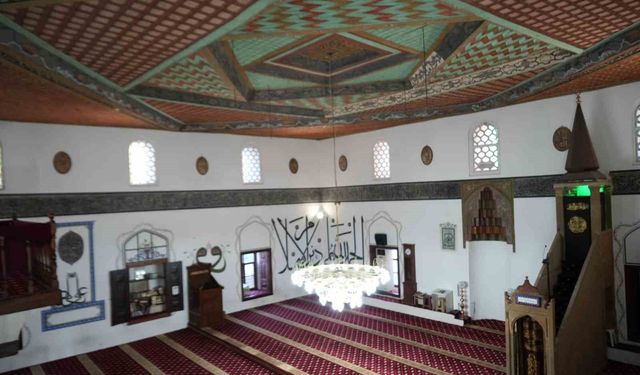 Kanuni Sultan Süleyman'ın damadı ve veziri olan Rüstem Paşa'nın adına yaptırdığı cami, 510 yıldır muhteşem yapısıyla göz kamaştırıyor
