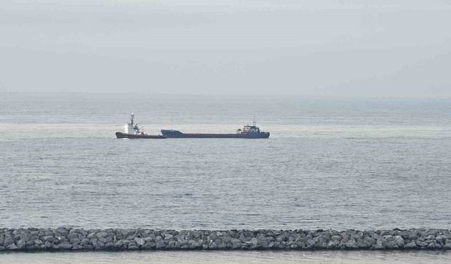 Karadeniz'de dron saldırılarında hasar alan bir gemi Zonguldak'a geldi