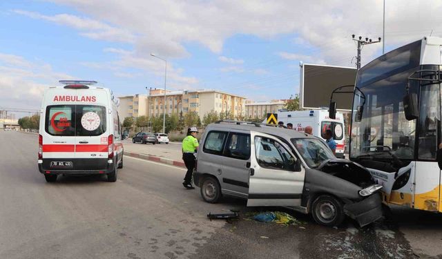 Karaman'da halk otobüsü ile ticari araç kafa kafaya çarpıştı: 5 yaralı