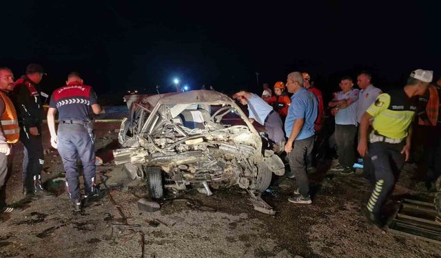 Karaman'da iki otomobilin kafa kafaya çarpıştı: 1 ölü, 1 yaralı