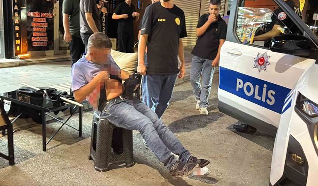 Karnından bıçakla yaralandı, polislere bağırıp yol ortasında soyundu