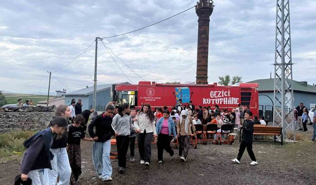 Kars'ta Gezici Kütüphane Demirkent Köyü'ndeki öğrencilere unutulmaz bir gün yaşattı
