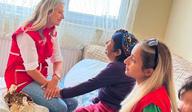 Kars'ta Kızılay gönüllülerinden anlamlı hizmet: Evde bakım hareketiyle yalnızlığa ve ihtiyaçlara dokunuyorlar