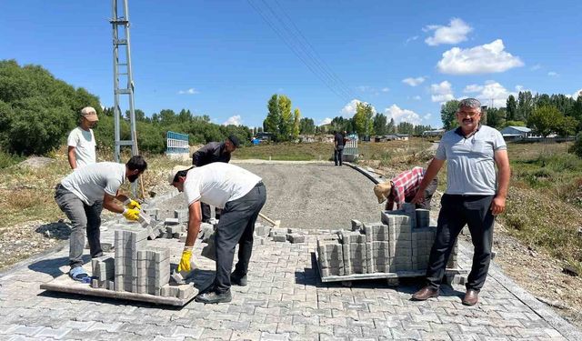 Kars'ta Üçpınar Köyü'nde yollar parke taşlarıyla yenileniyor