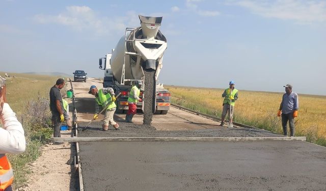 Kars'ta yol yatırımları hız kesmiyor: Asfalt, beton yol ve parke taşı çalışmaları sürüyor