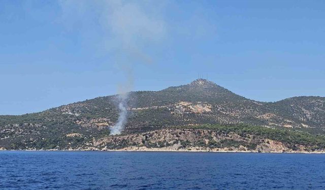 Kaş'ta makilik alanda çıkan yangın söndürüldü