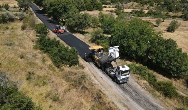 Kastamonu'da köy yolları sıcak asfaltla buluşturuluyor