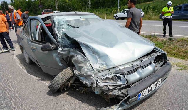 Kastamonu'da otomobil ile kamyonet çarpıştı: 3 yaralı
